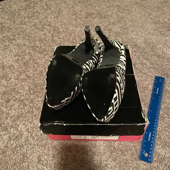 Black and white Aztec pattern platform heels - Picture 10 of 11